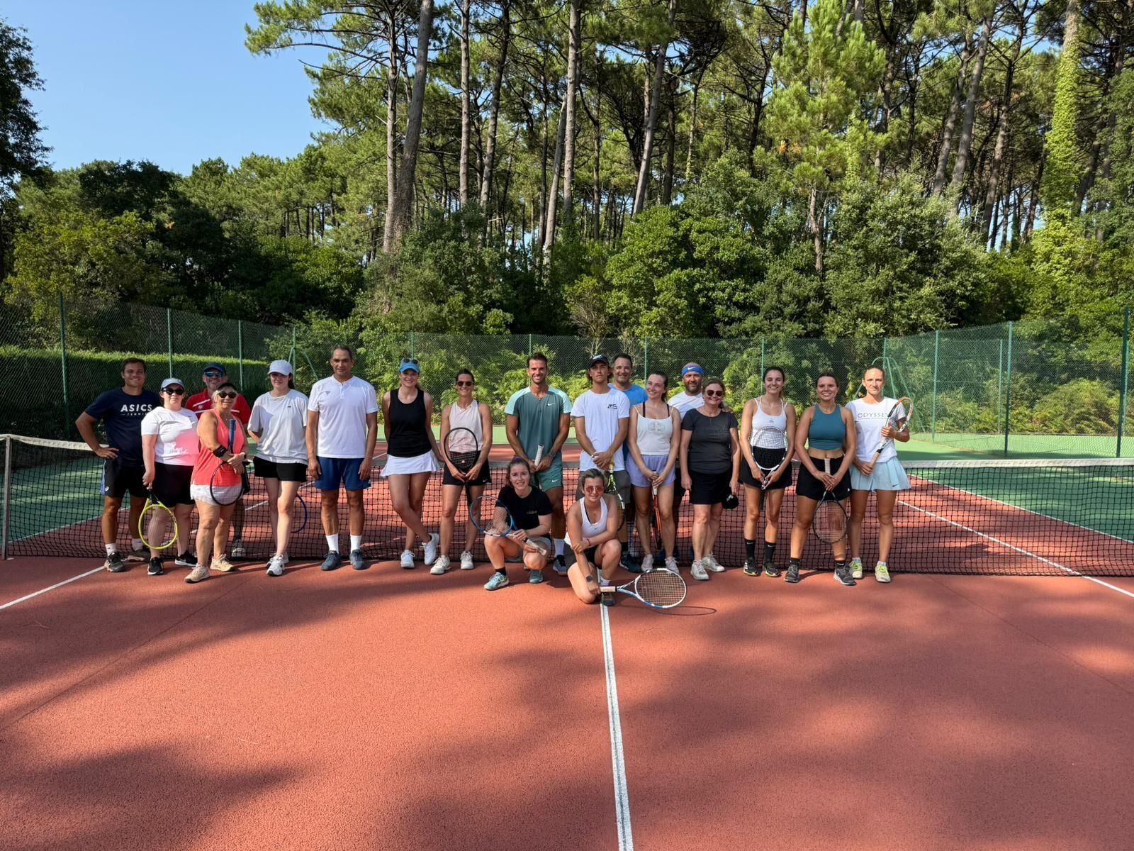 Groupe de stagiaires adultes sur court en dur
